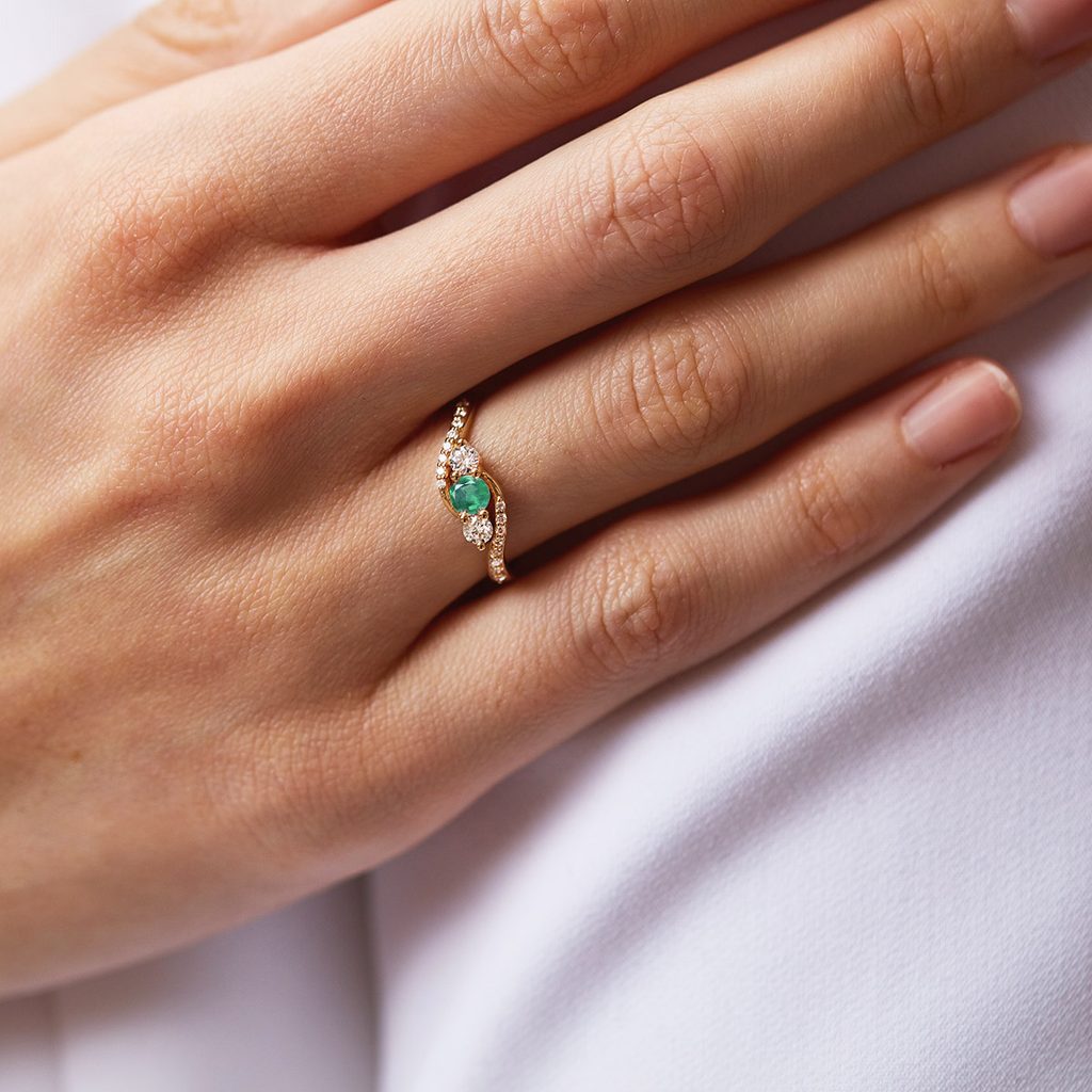 Yellow Gold Ring with Emerald and Diamonds | KLENOTA