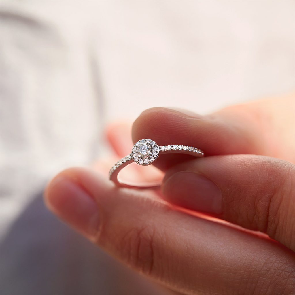 Briliantový prsten halo z bílého 14k zlata | KLENOTA