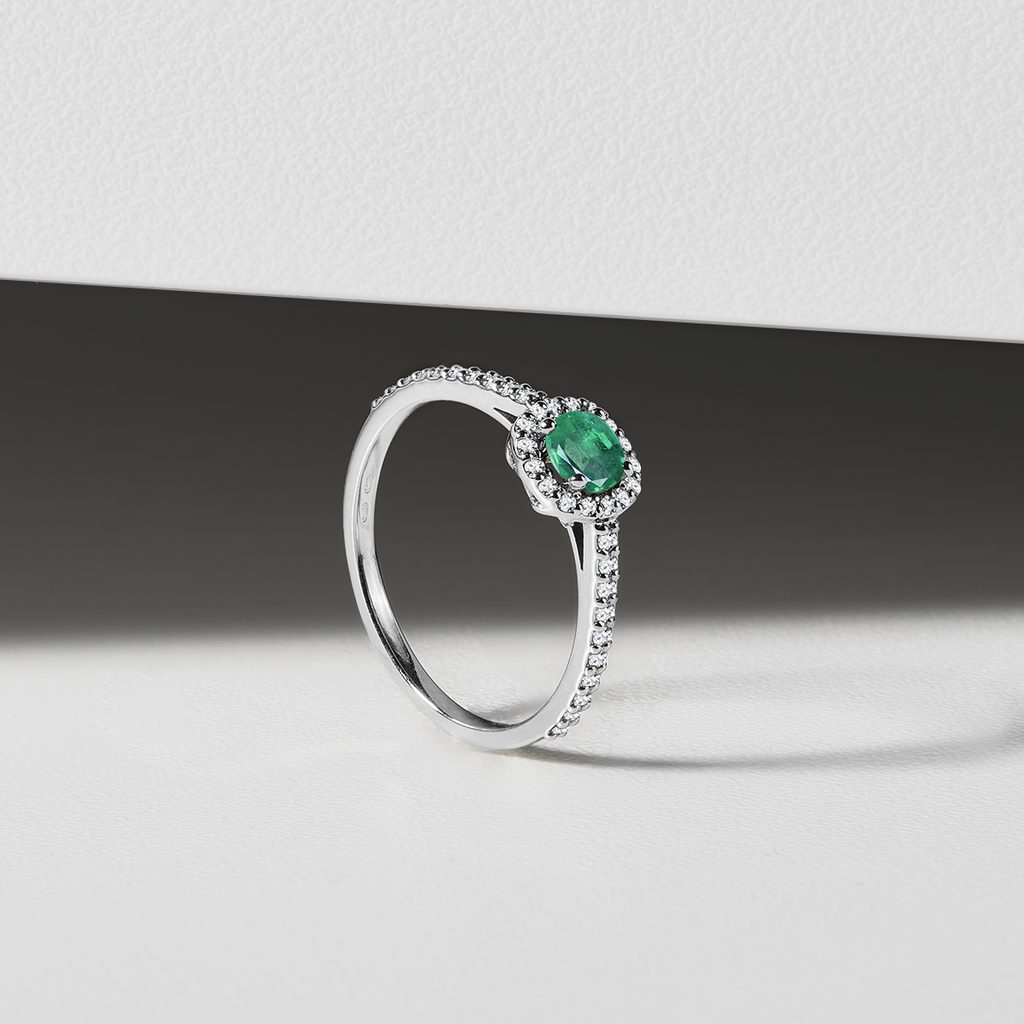 Emerald engagement ring in white gold | KLENOTA
