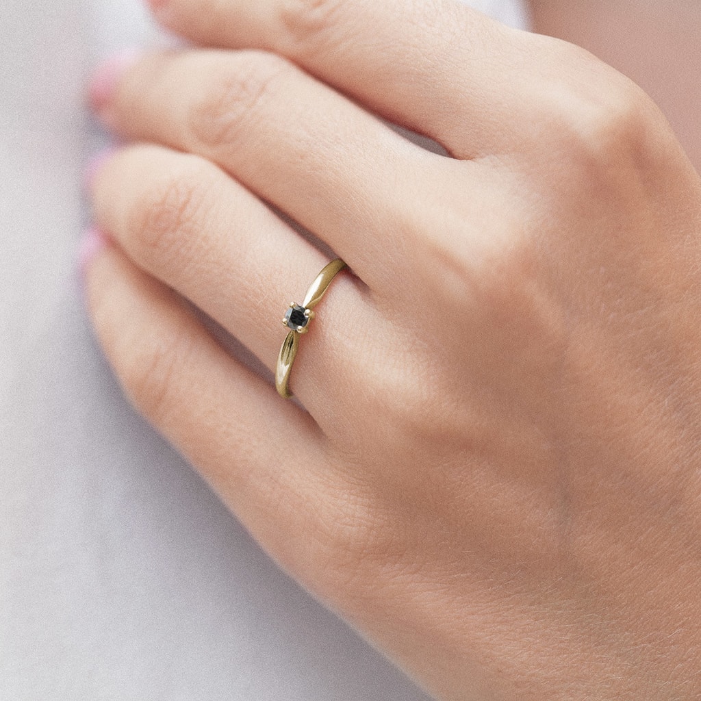 Black diamond engagement ring in yellow gold | KLENOTA