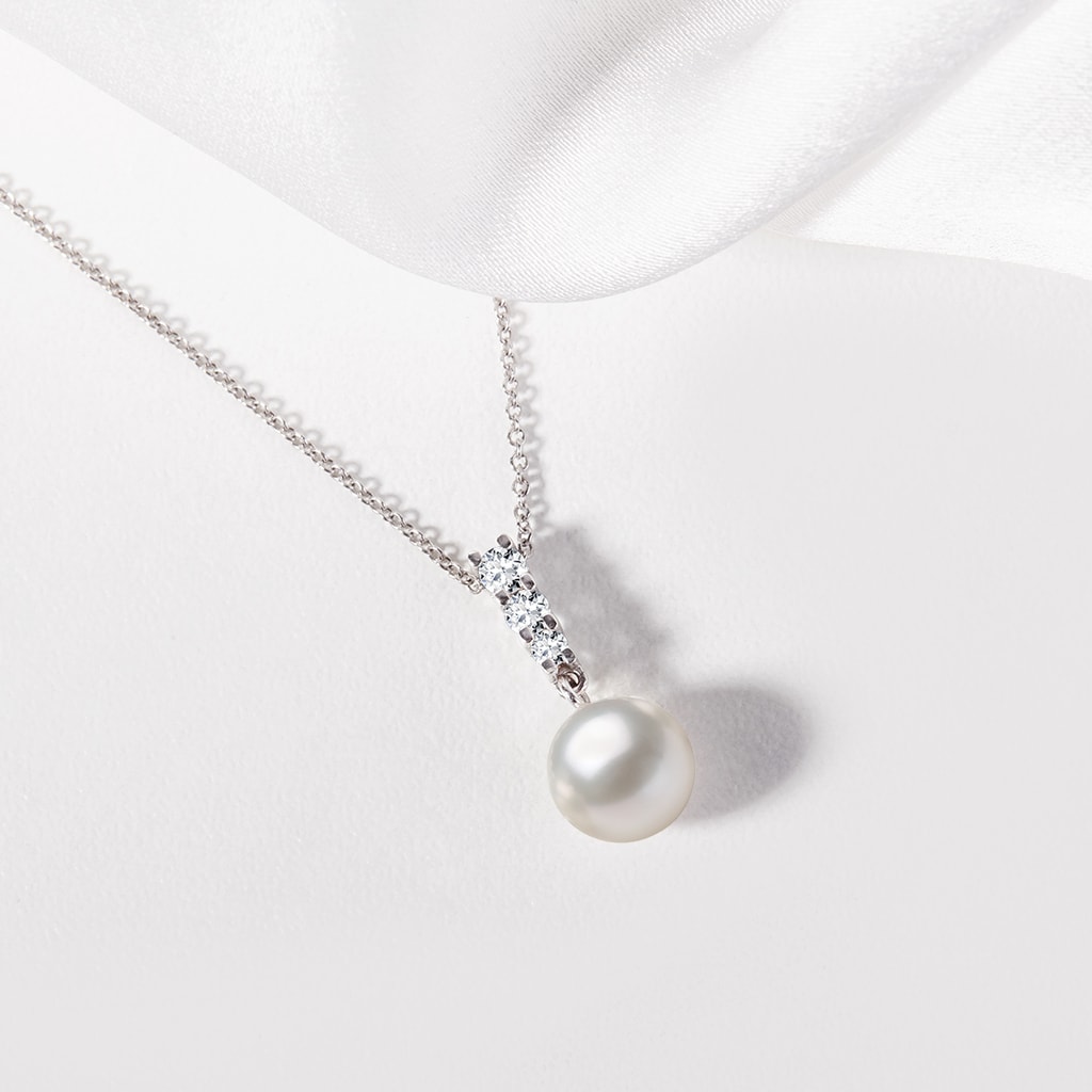 Přívěsek z bílého zlata s perlou a 3 brilianty | KLENOTA