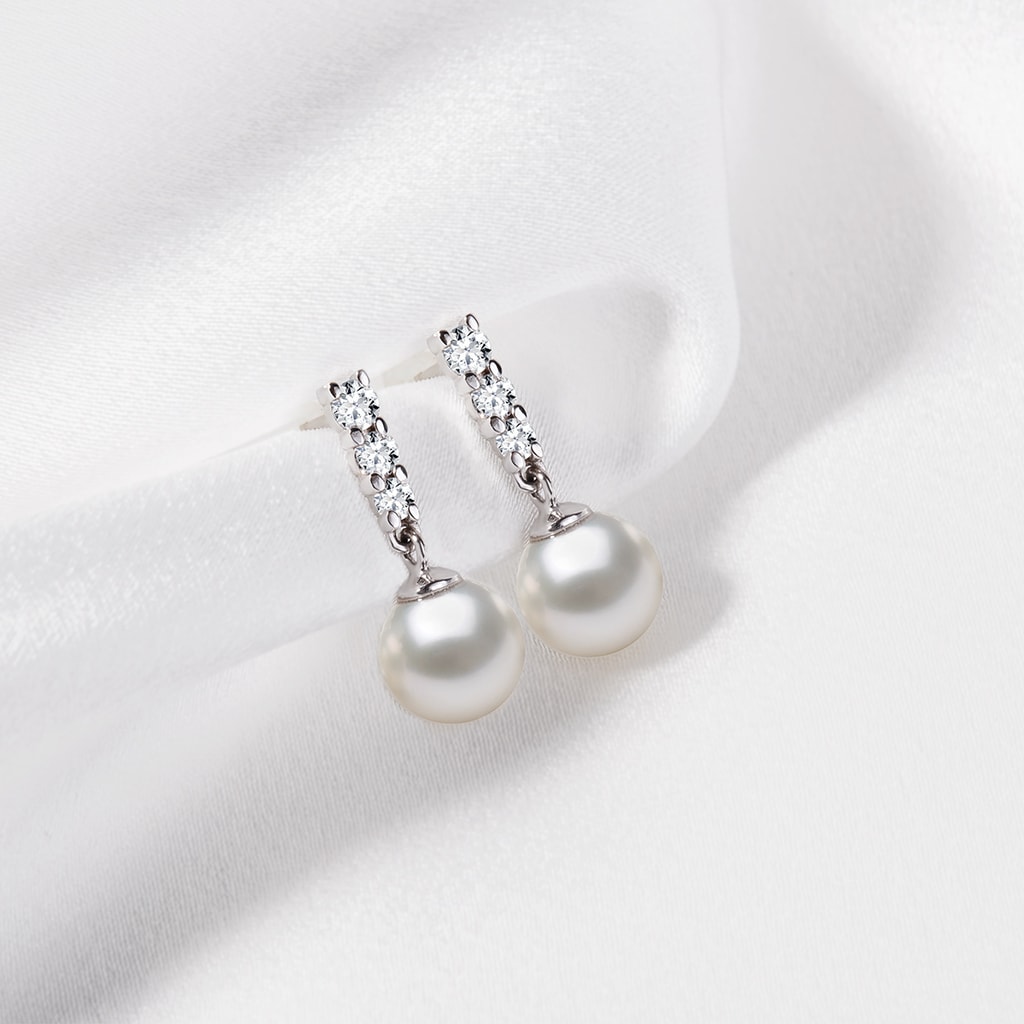 Boucles d'oreilles en or blanc 14 ct avec perles et brillants | KLENOTA