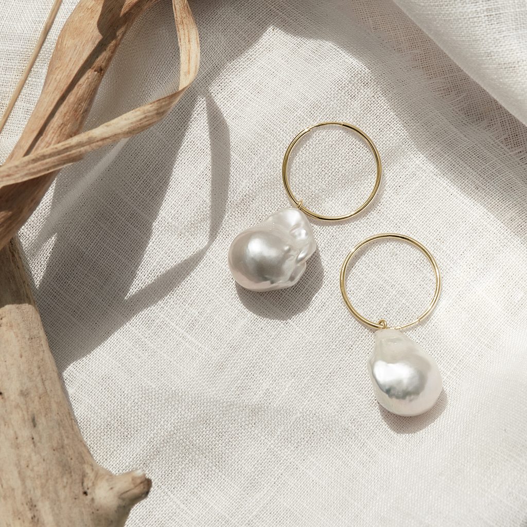 Zlaté náušnice kruhy s barokní perlou | KLENOTA