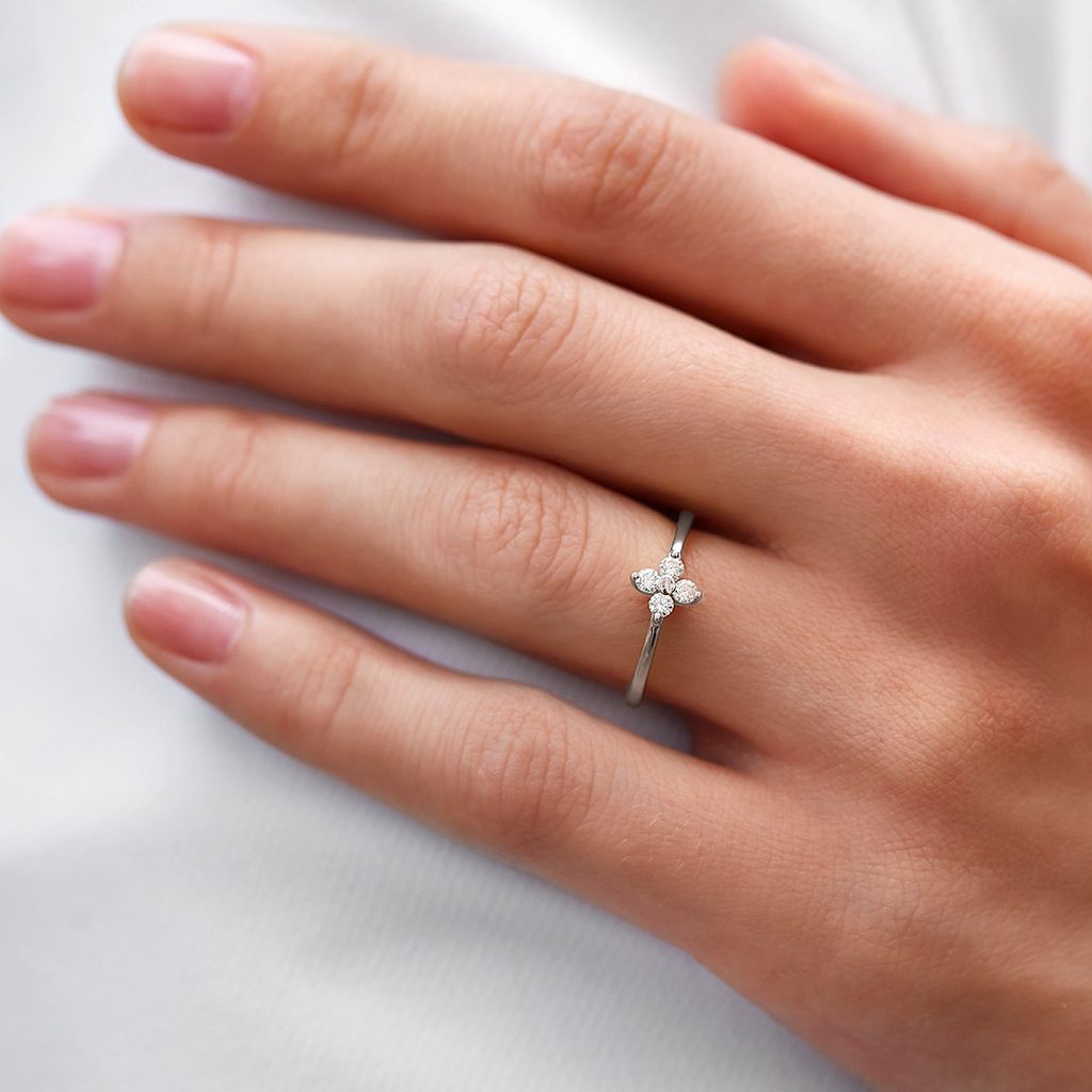 Four-leaf clover diamond ring in 14K white gold | KLENOTA