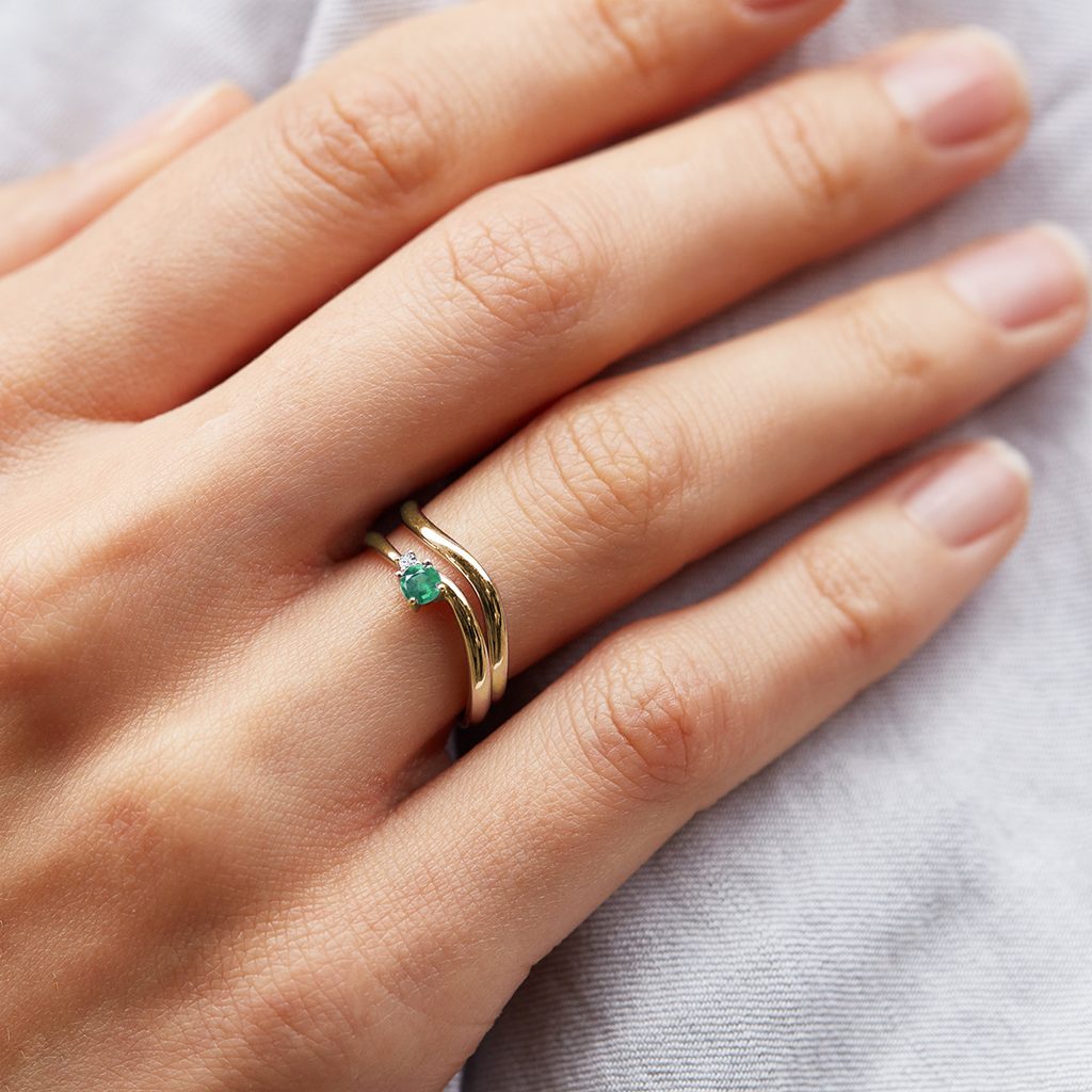 Emerald and diamond engagement ring set in yellow gold | KLENOTA