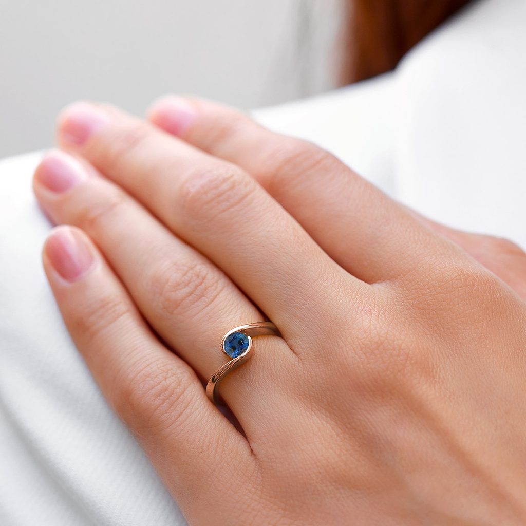 Sapphire engagement ring in rose gold | KLENOTA