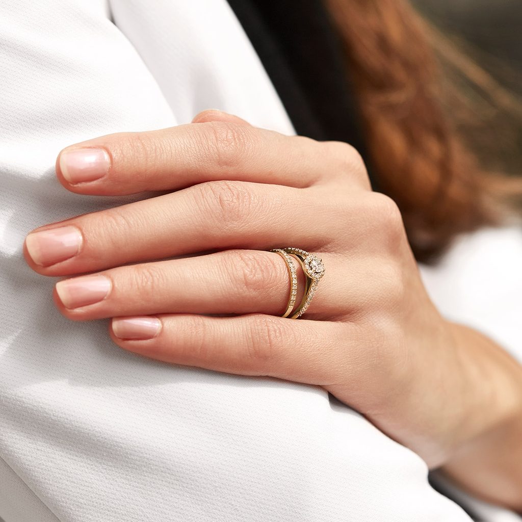 Engagement diamond ring set in 14k yellow gold | KLENOTA
