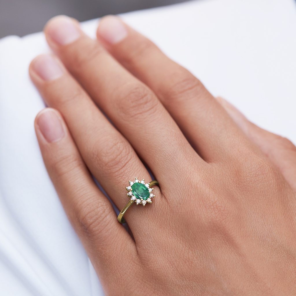 Smaragdový prsten s brilianty ve žlutém zlatě | KLENOTA