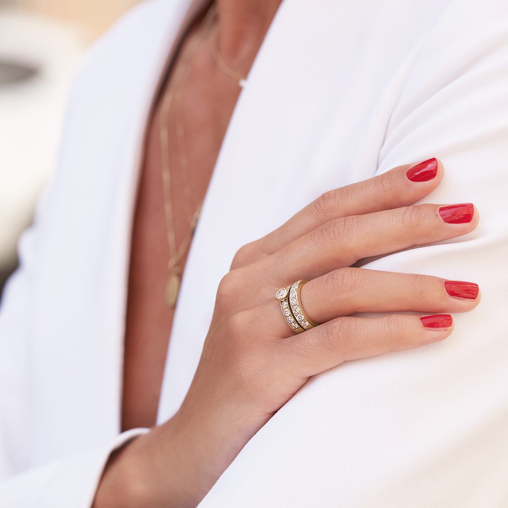 Luxusní diamantový prsten bezel ve žlutém zlatě | KLENOTA