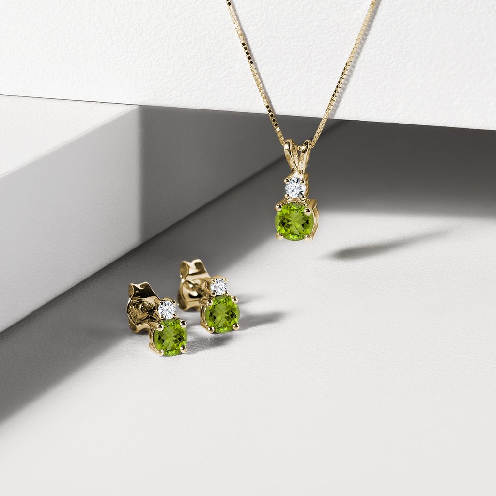 Round olivine and diamond necklace in gold | KLENOTA