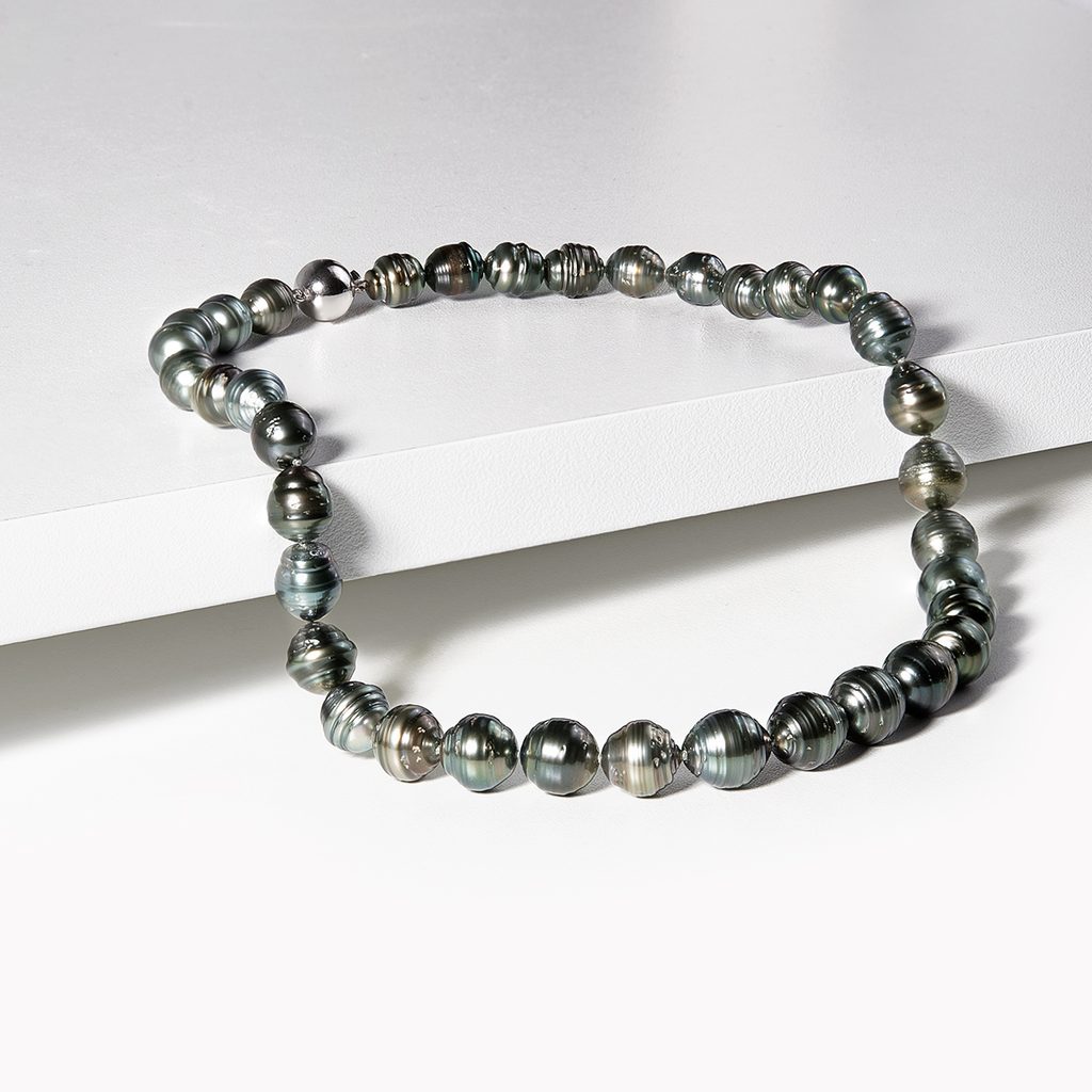 Baroque tahitian pearls necklace. Purplish brown colours… | Drouot.com