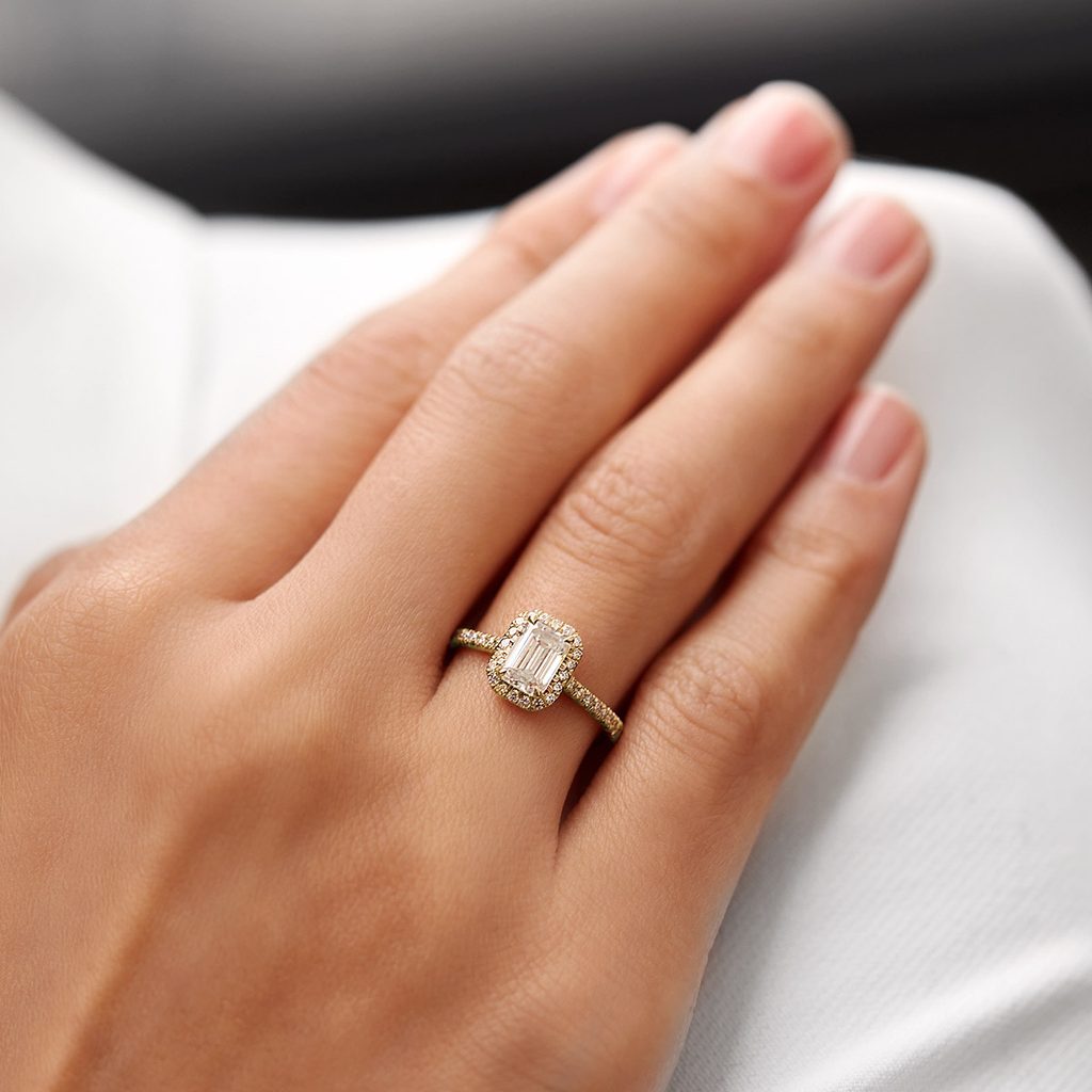 Emerald cut diamond engagement ring in yellow gold | KLENOTA