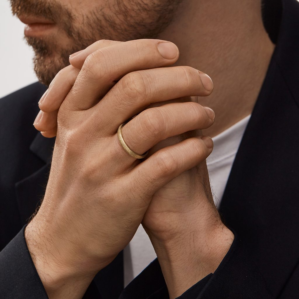 Men's matte finish wedding ring in yellow gold | KLENOTA