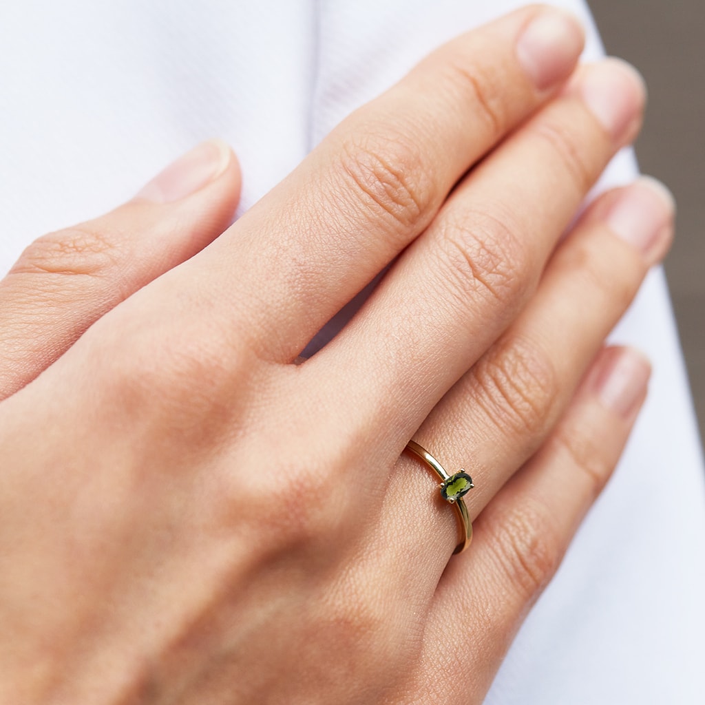 Minimalistyczny pierścionek z żółtego złota z mołdawitem | KLENOTA
