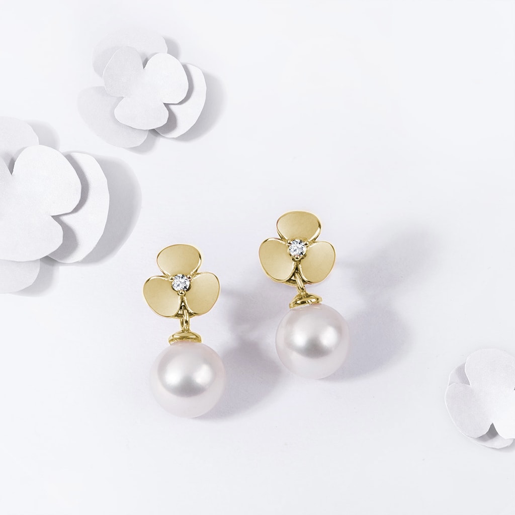 Zlaté náušnice ve tvaru kytičky s perlou | KLENOTA
