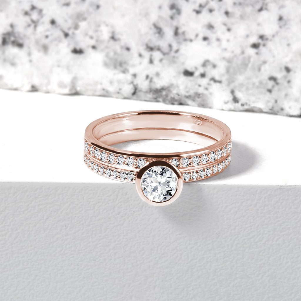 Bezel diamond engagement ring in rose gold | KLENOTA