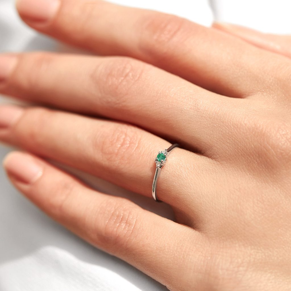 Diamantový prsteň z bieleho zlata so smaragdom | KLENOTA