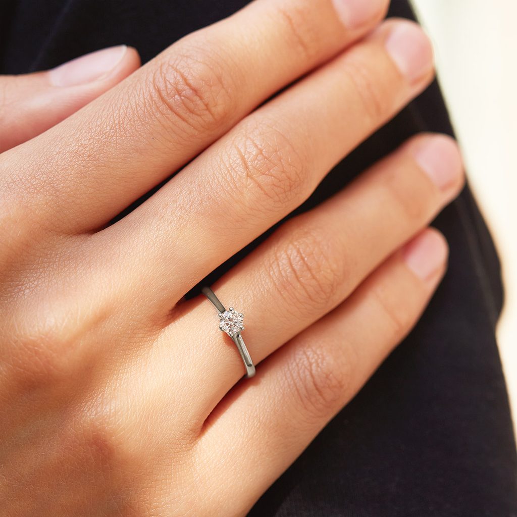 Zásnubný prsteň z bieleho zlata s briliantom | KLENOTA