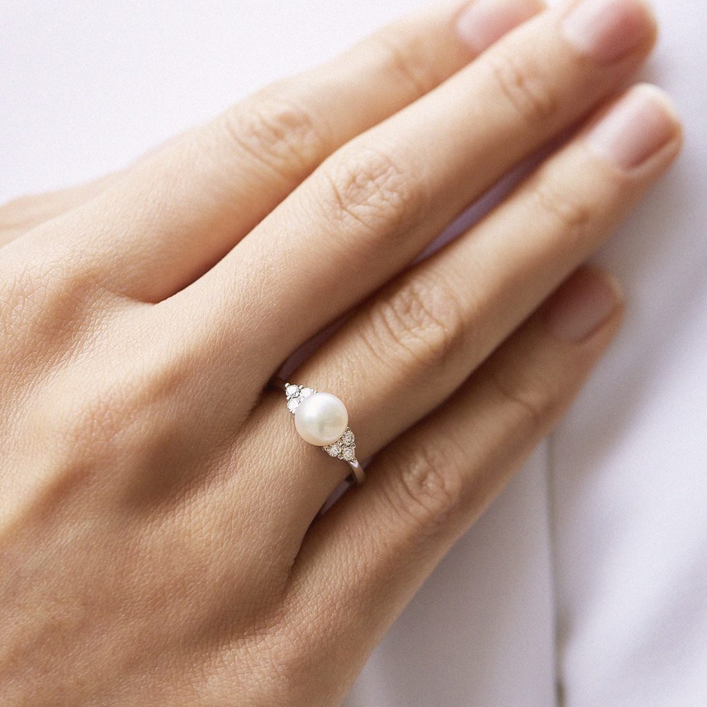 Freshwater pearl and diamond ring in white gold | KLENOTA