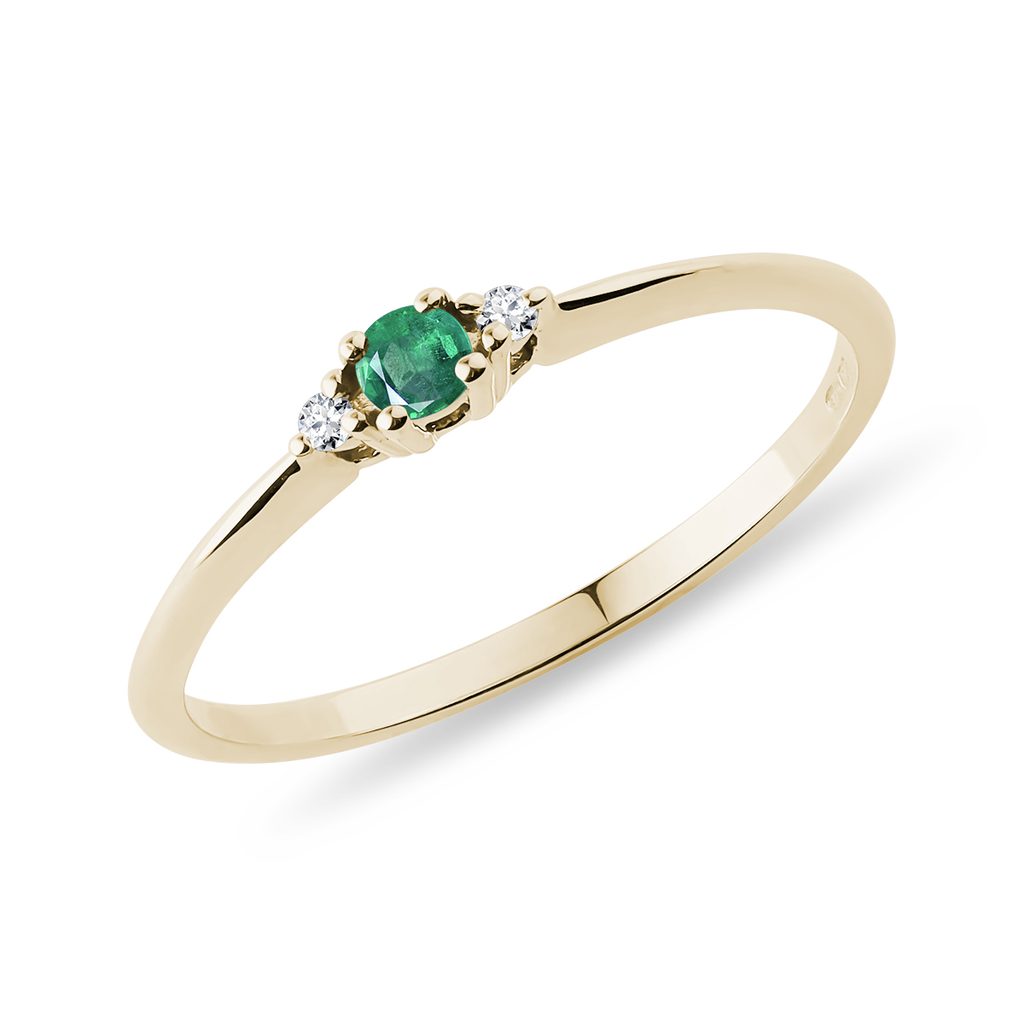 Jemný zlatý prsten se smaragdem a diamanty | KLENOTA