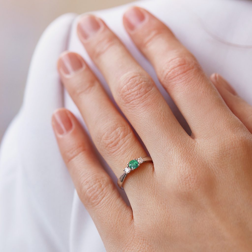 Smaragdový prsteň z bieleho zlata s diamantmi | KLENOTA