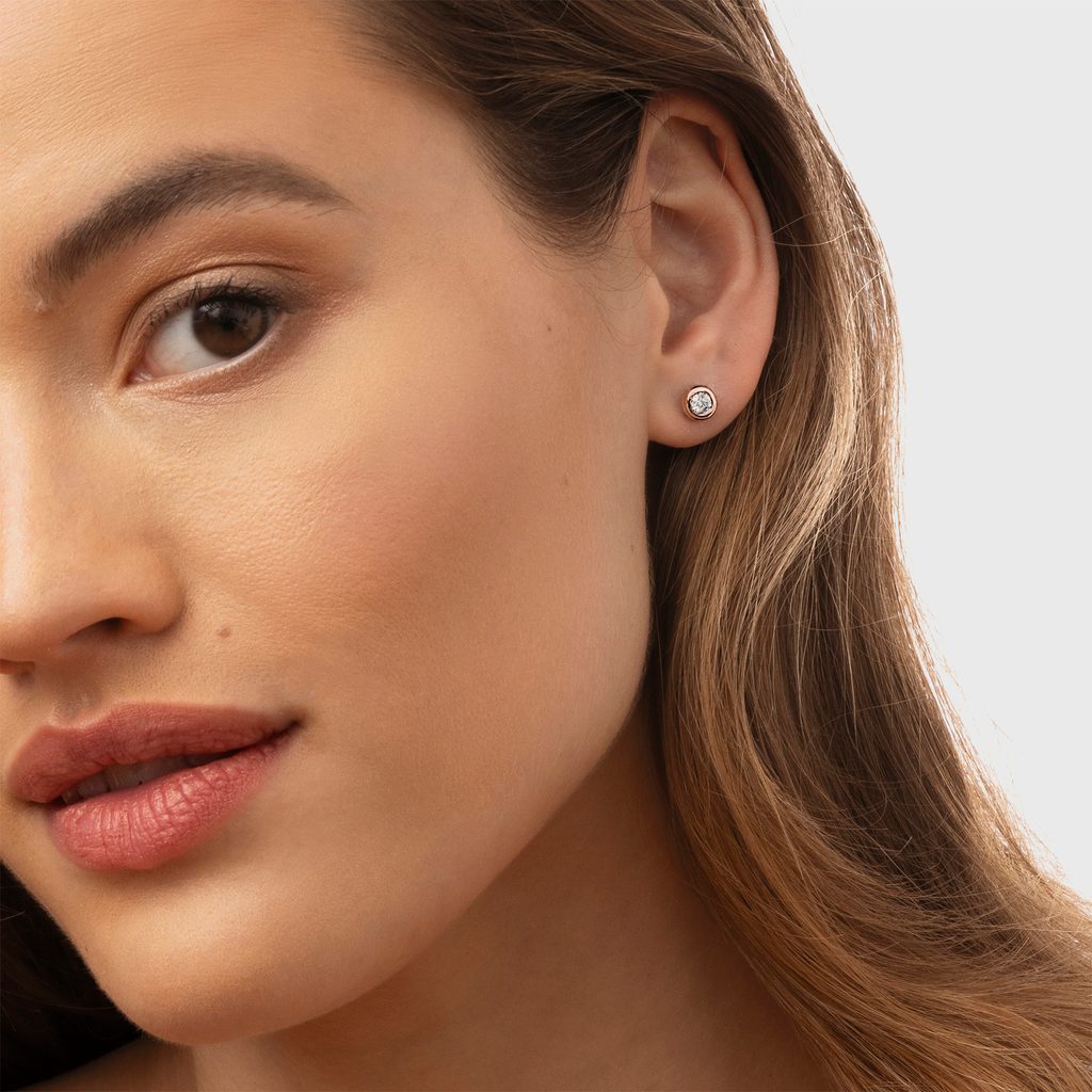 4 mm bezel diamond earrings in rose gold | KLENOTA