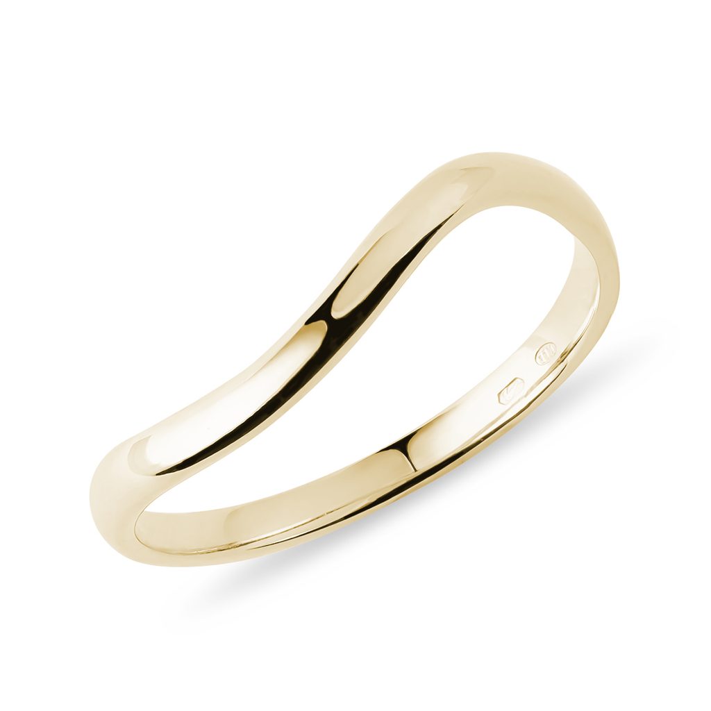 Modern wave ring in yellow gold | KLENOTA