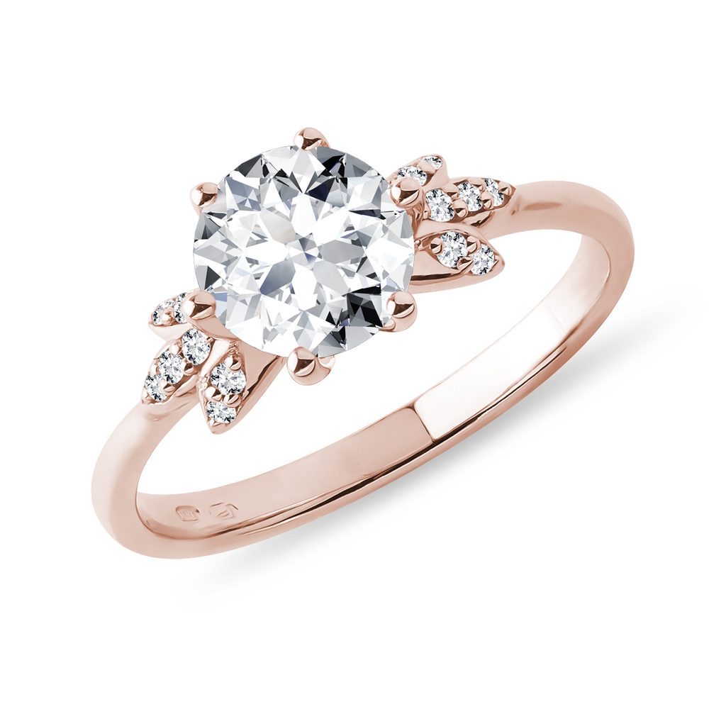 Prsten z růžového zlata s moissanitem a diamanty | KLENOTA