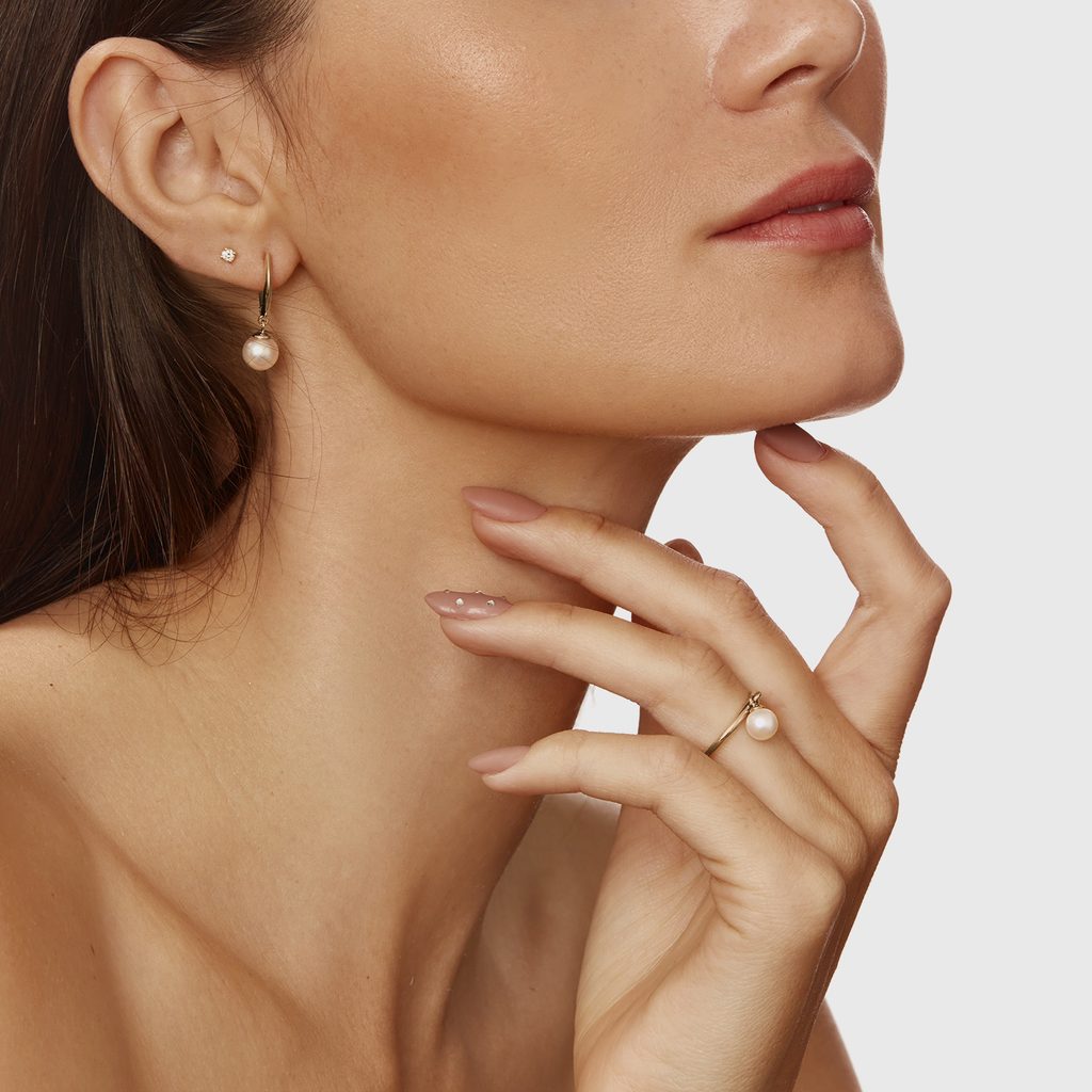 Hängende Ohrringe mit Perle in Roségold | KLENOTA