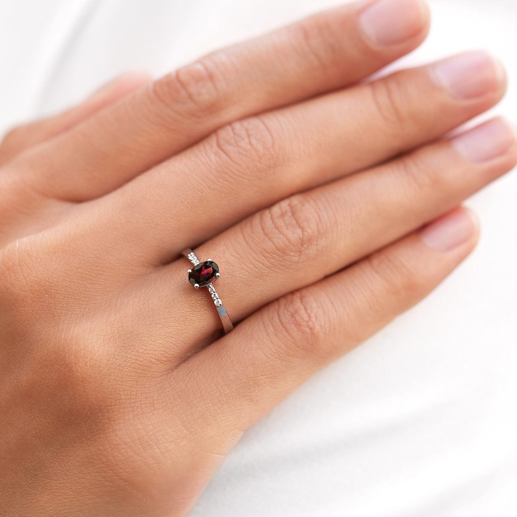 Zásnubní prsten s granátem a diamanty v bílém zlatě | KLENOTA