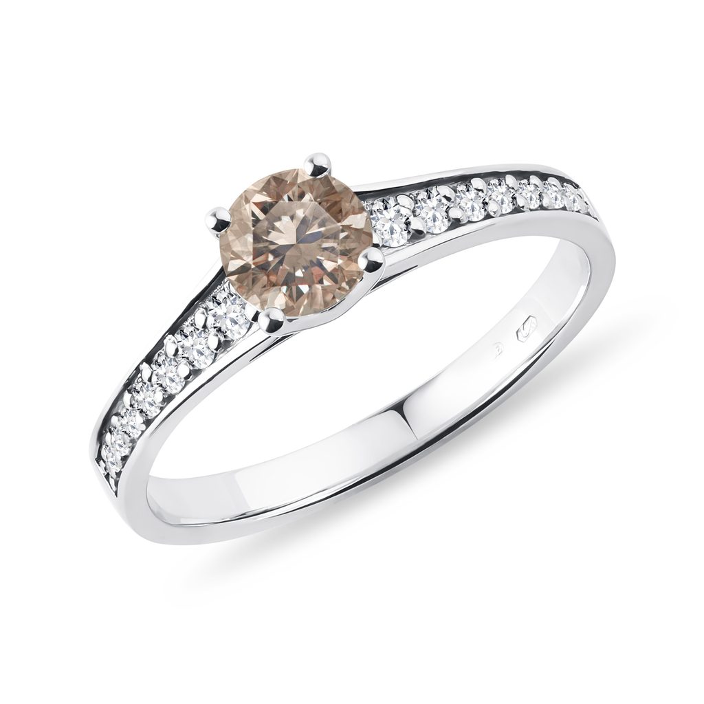Prsten s champagne diamantem a brilianty v bílém zlatě | KLENOTA