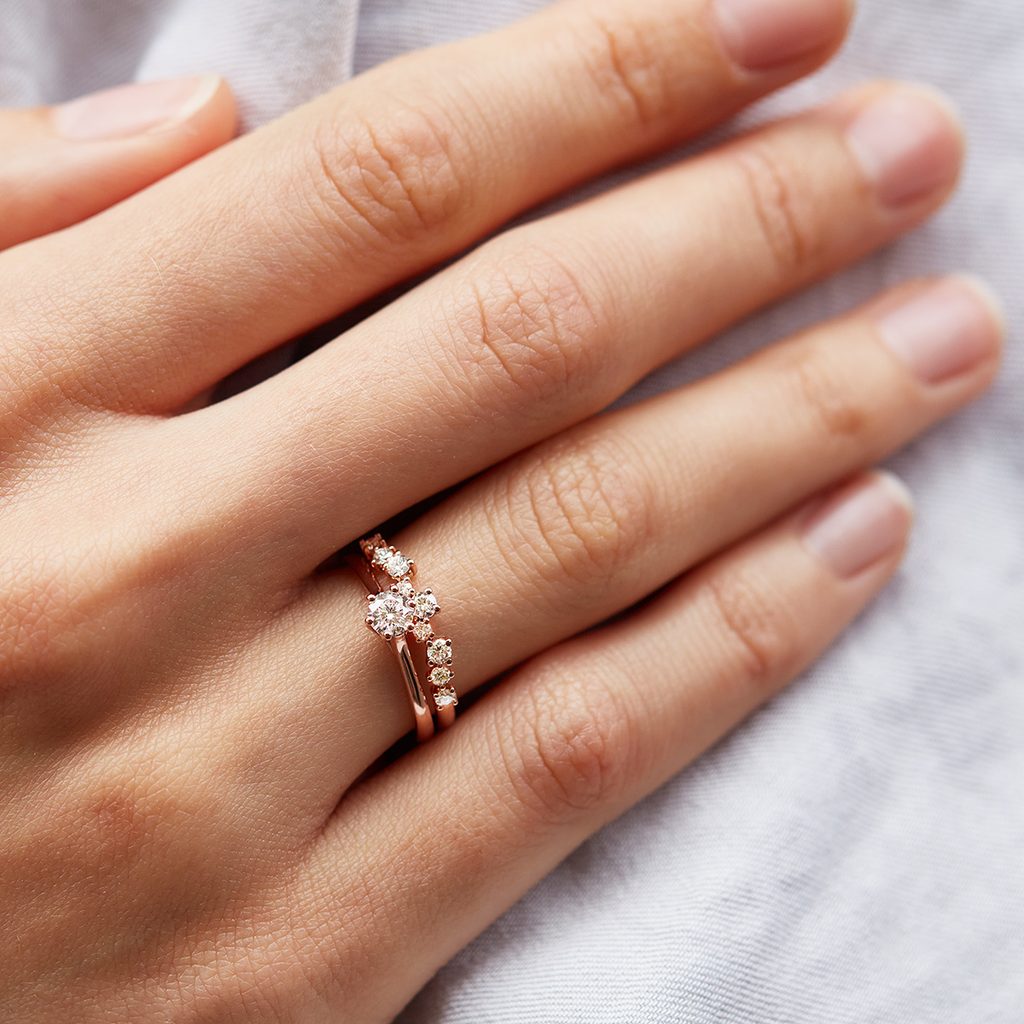 Jeu de bagues de fiançailles et de mariage en or rose avec diamants |  KLENOTA