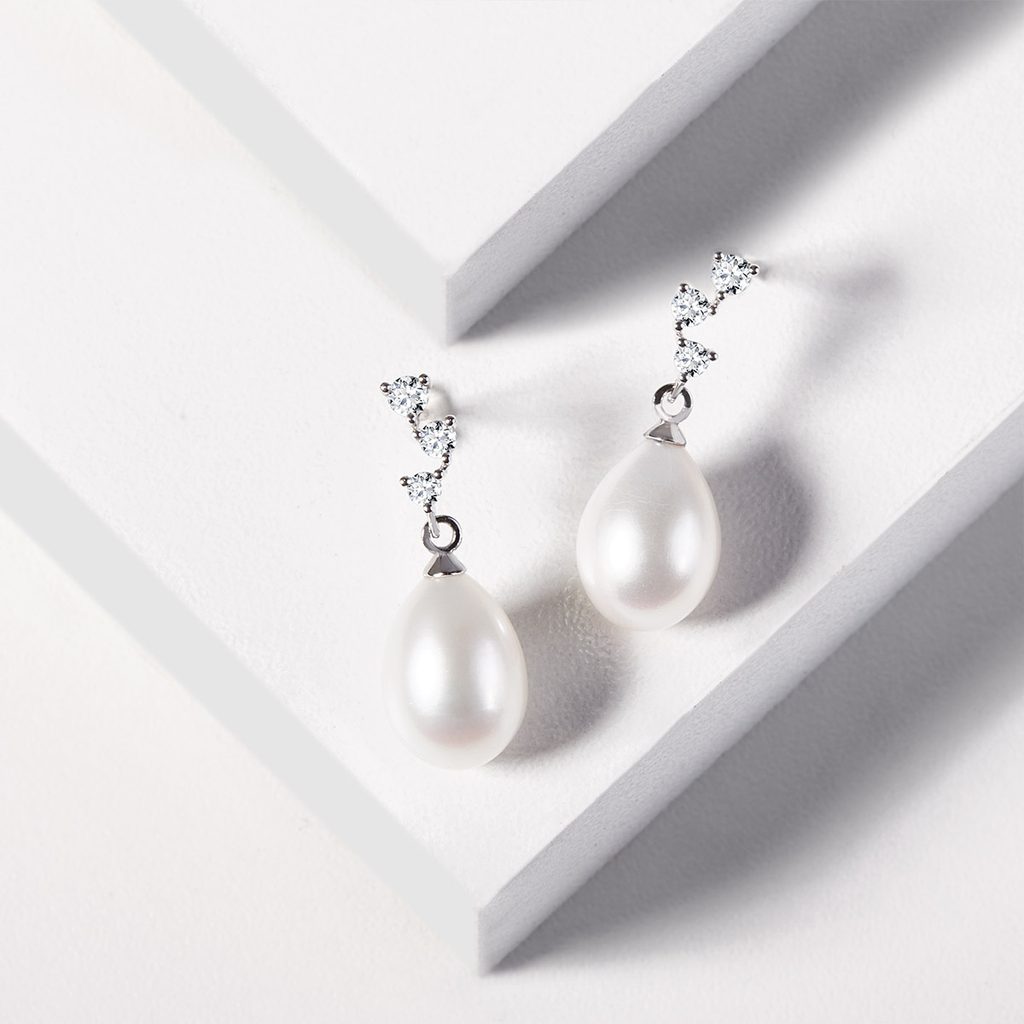 Boucles d'oreilles Deluxe en or blanc avec perles d'eau douce et diamants |  KLENOTA