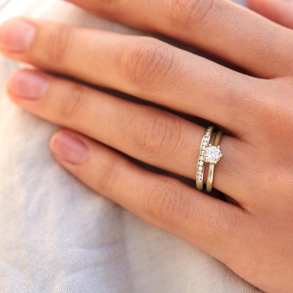 Zestaw: pierścionek zaręczynowy i obrączka z żółtego złota z diamentem |  KLENOTA