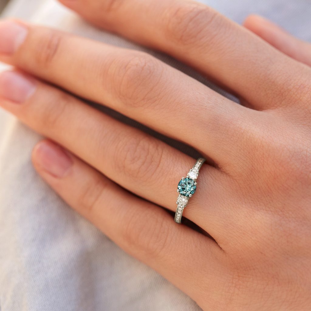 Prsten s modrým a bílými diamanty v bílém zlatě | KLENOTA