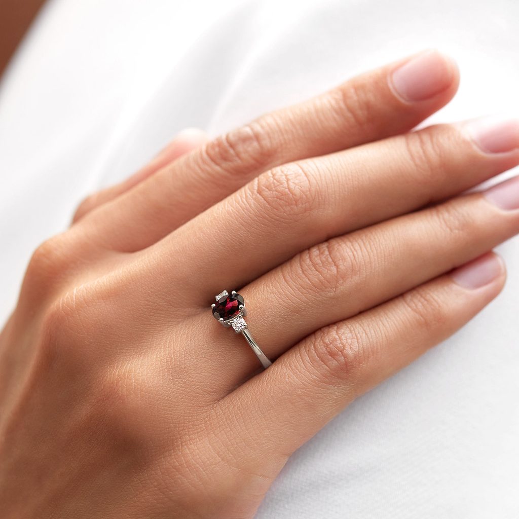 Garnet ring with diamonds in white gold | KLENOTA