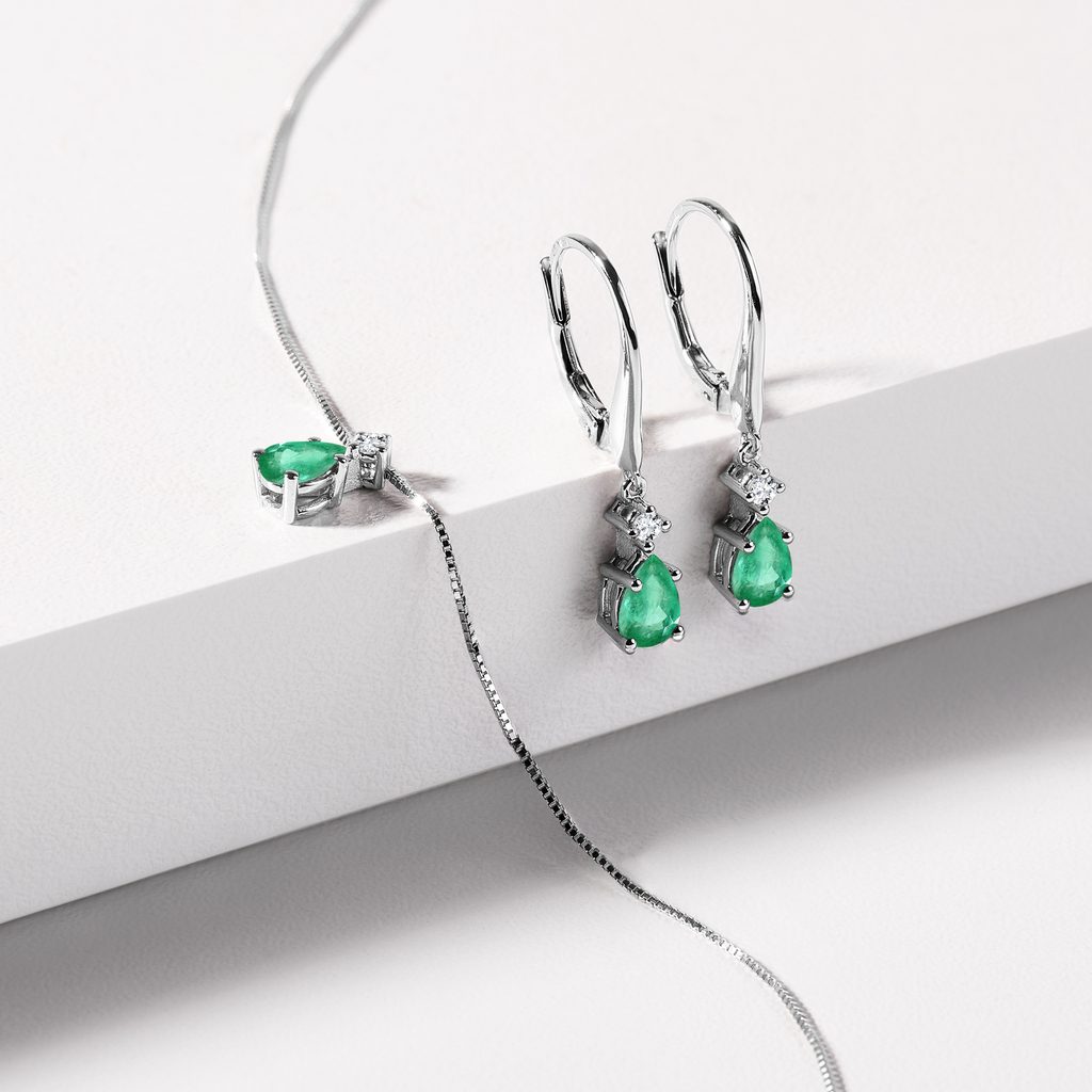Modern White Gold Earrings with Emeralds and Diamonds | KLENOTA