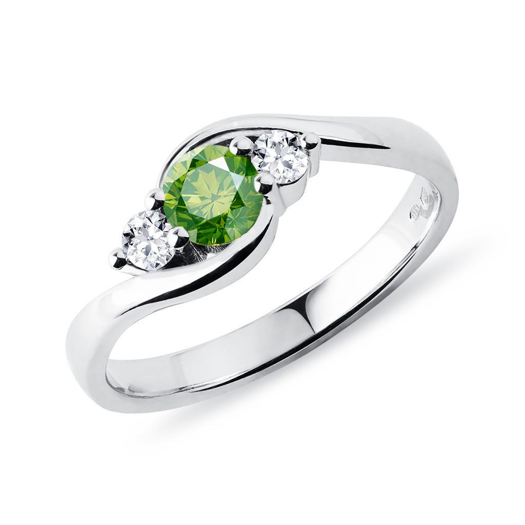 Green diamond ring in white gold | KLENOTA