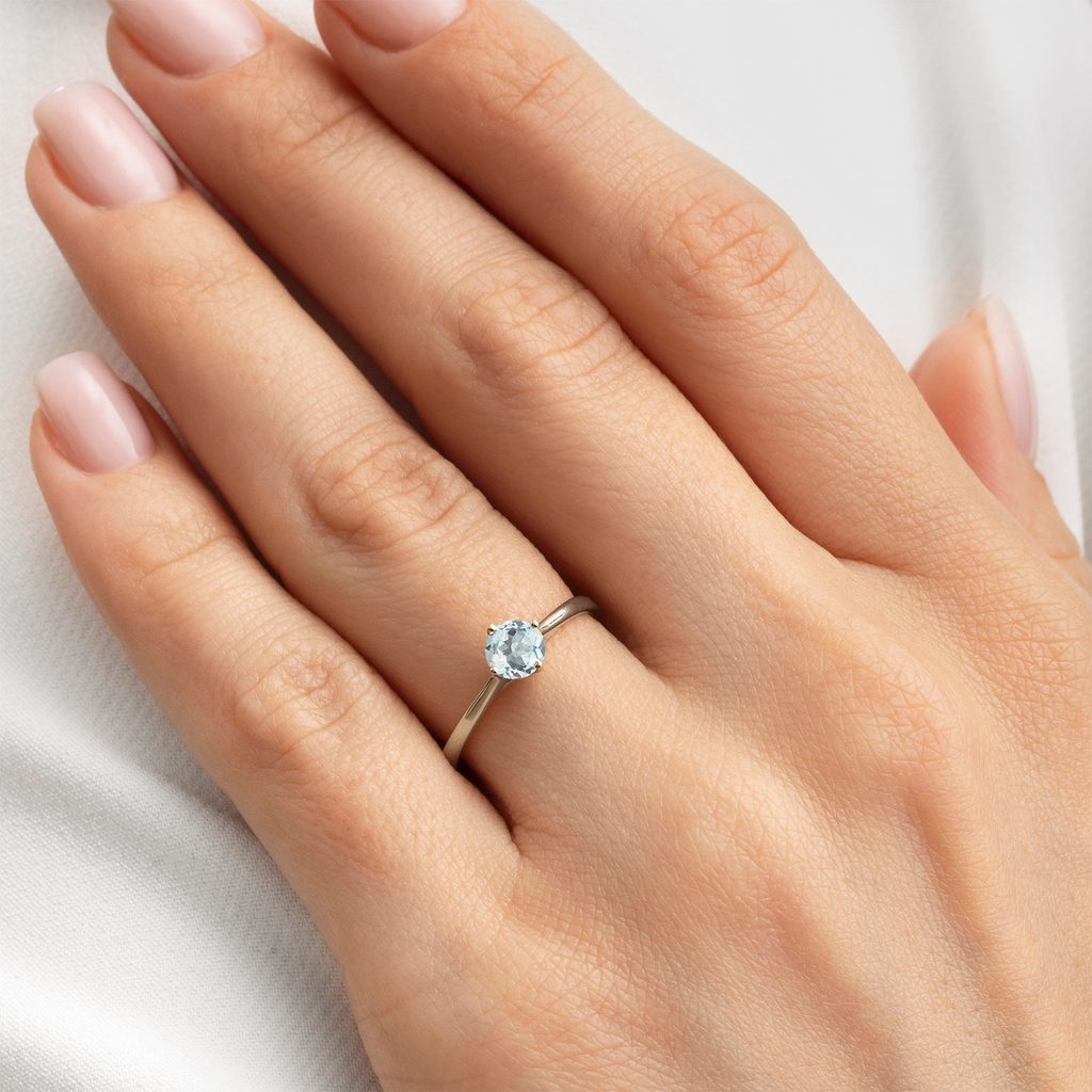 Aquamarine engagement ring in white gold | KLENOTA