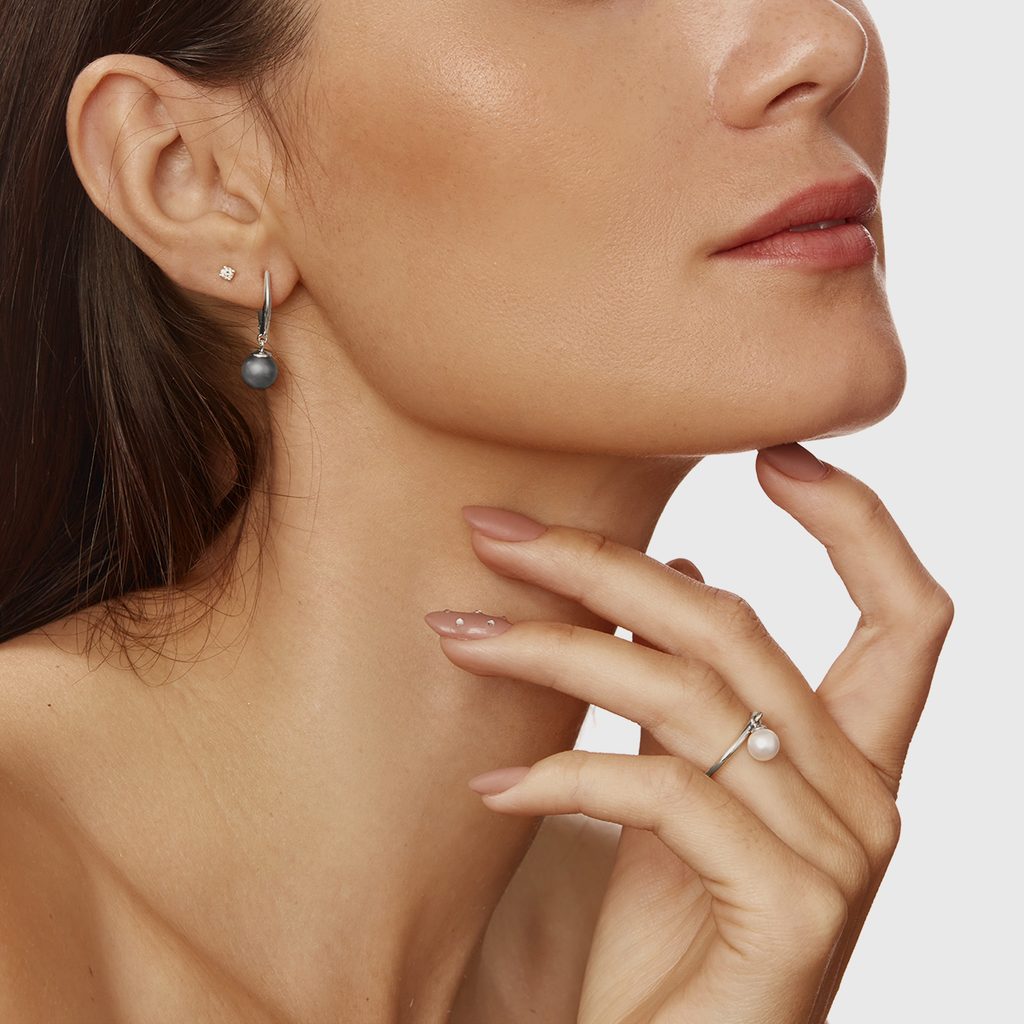 Hängende Ohrringe mit Tahiti-Perle in Weißgold | KLENOTA