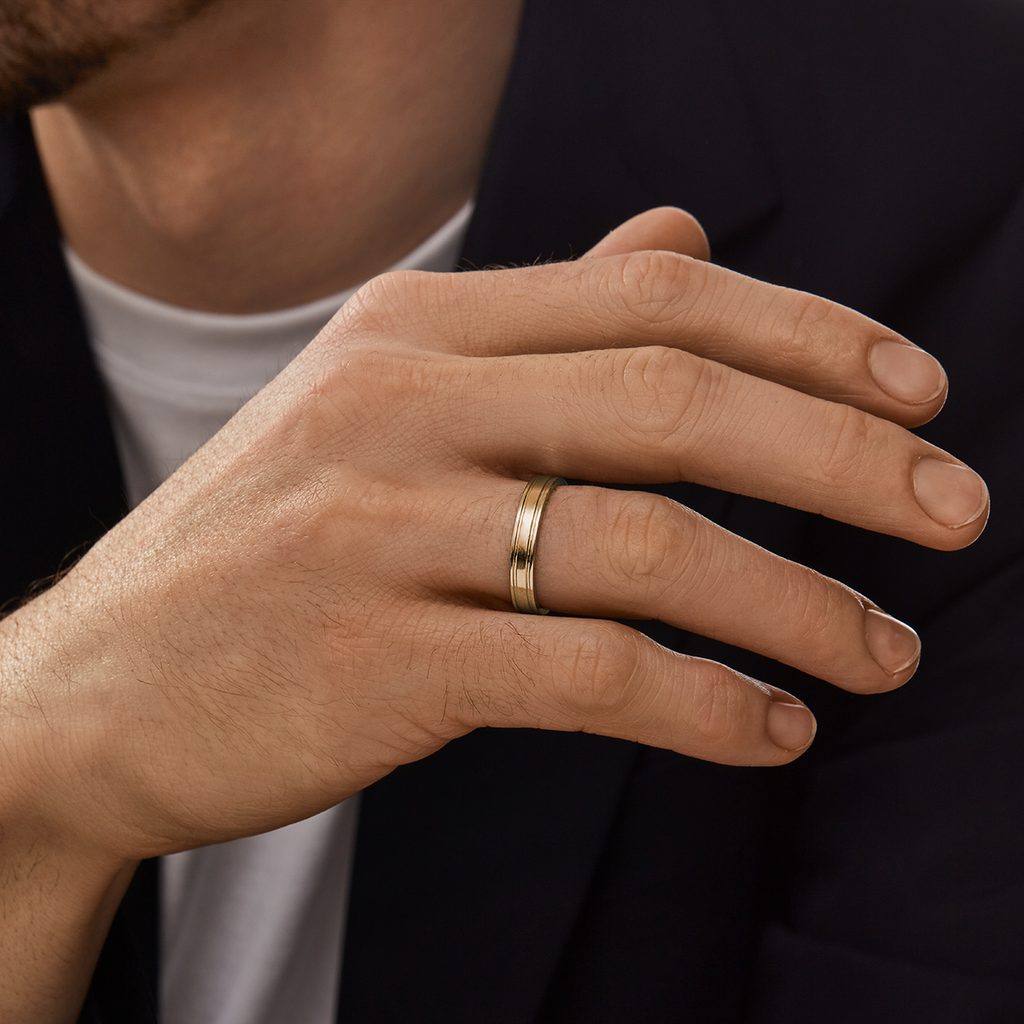 Men's wedding ring in yellow gold with engraved lines | KLENOTA