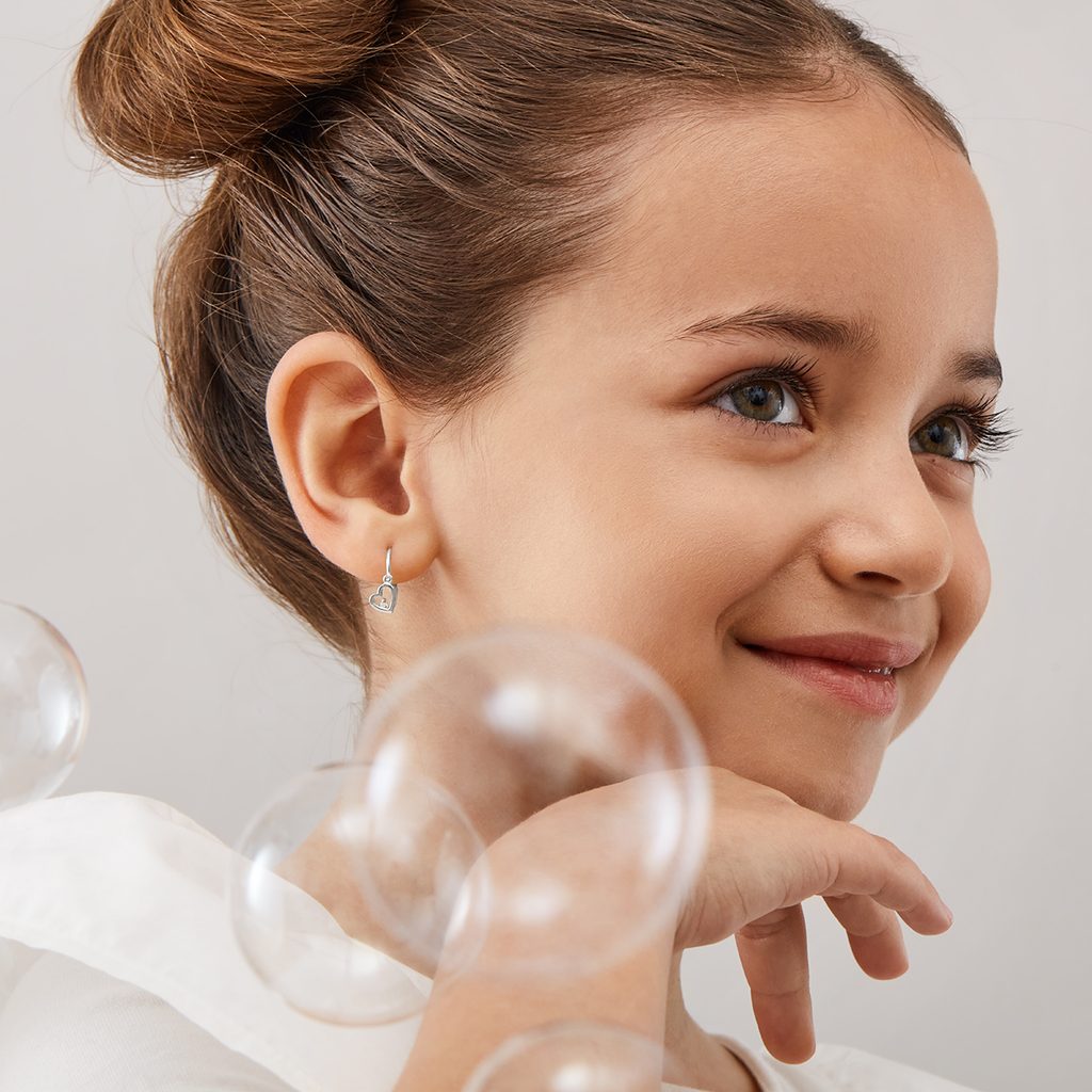 Boucles d'oreilles pour bébé en or blanc avec diamants | KLENOTA