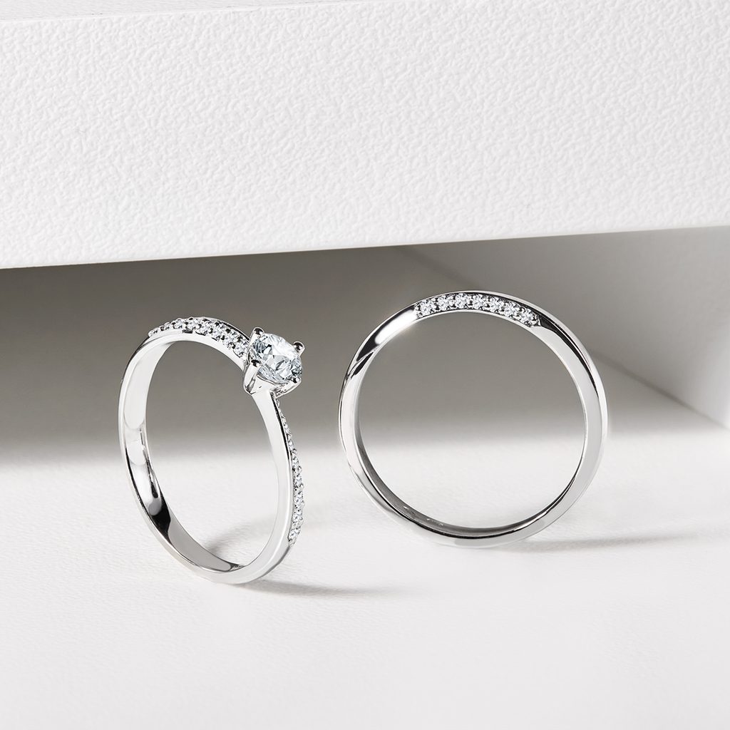 Wave wedding ring with diamonds in white gold | KLENOTA