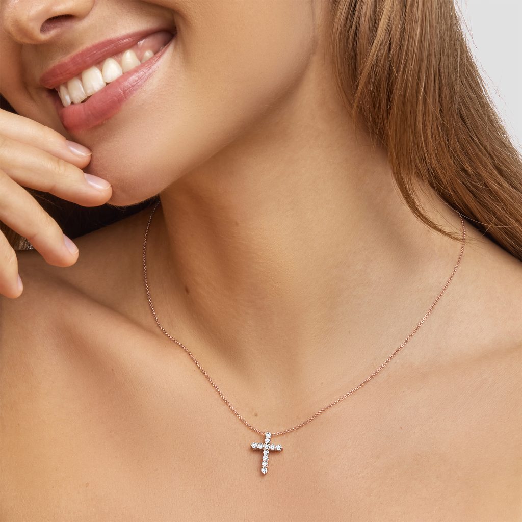 Diamond cross pendant in rose gold | KLENOTA