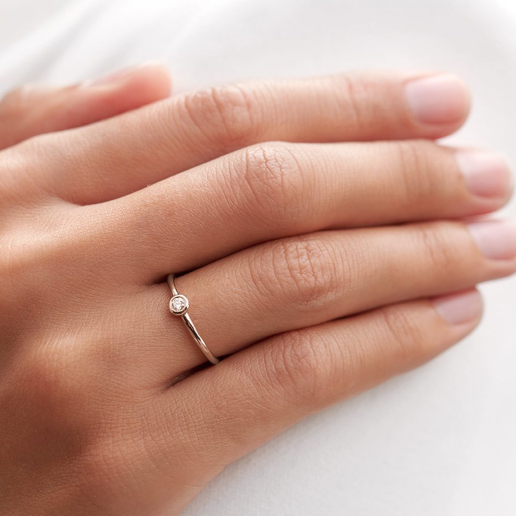 Bezel diamond ring in rose gold | KLENOTA