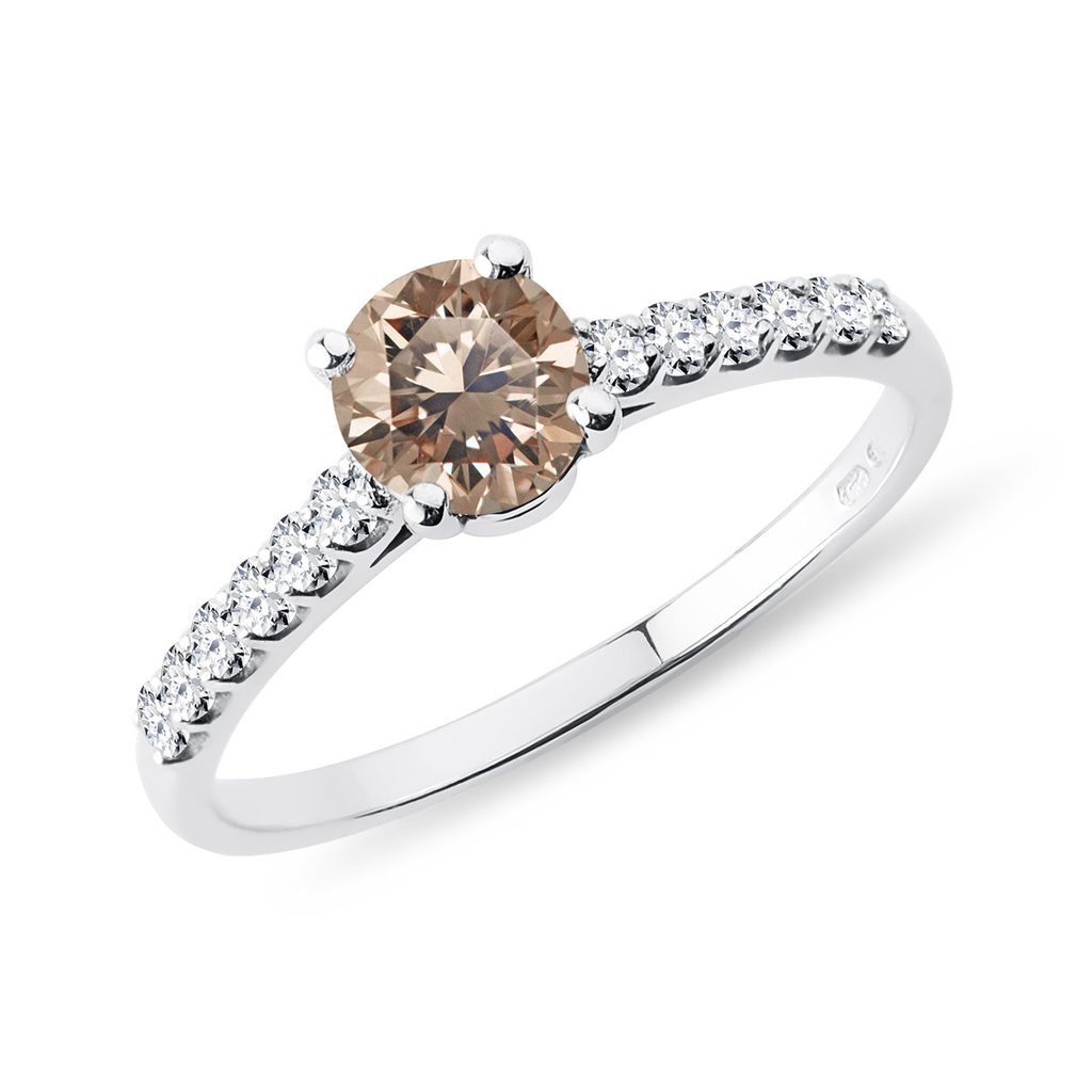 Prsten se champagne a čirými diamanty v bílém zlatě | KLENOTA