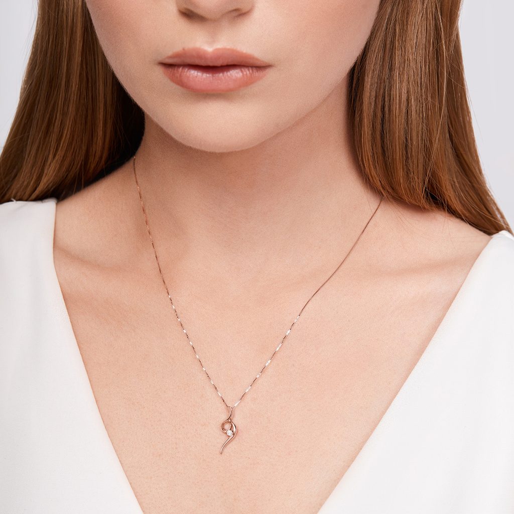 Elegant rose gold necklace with a diamond | KLENOTA