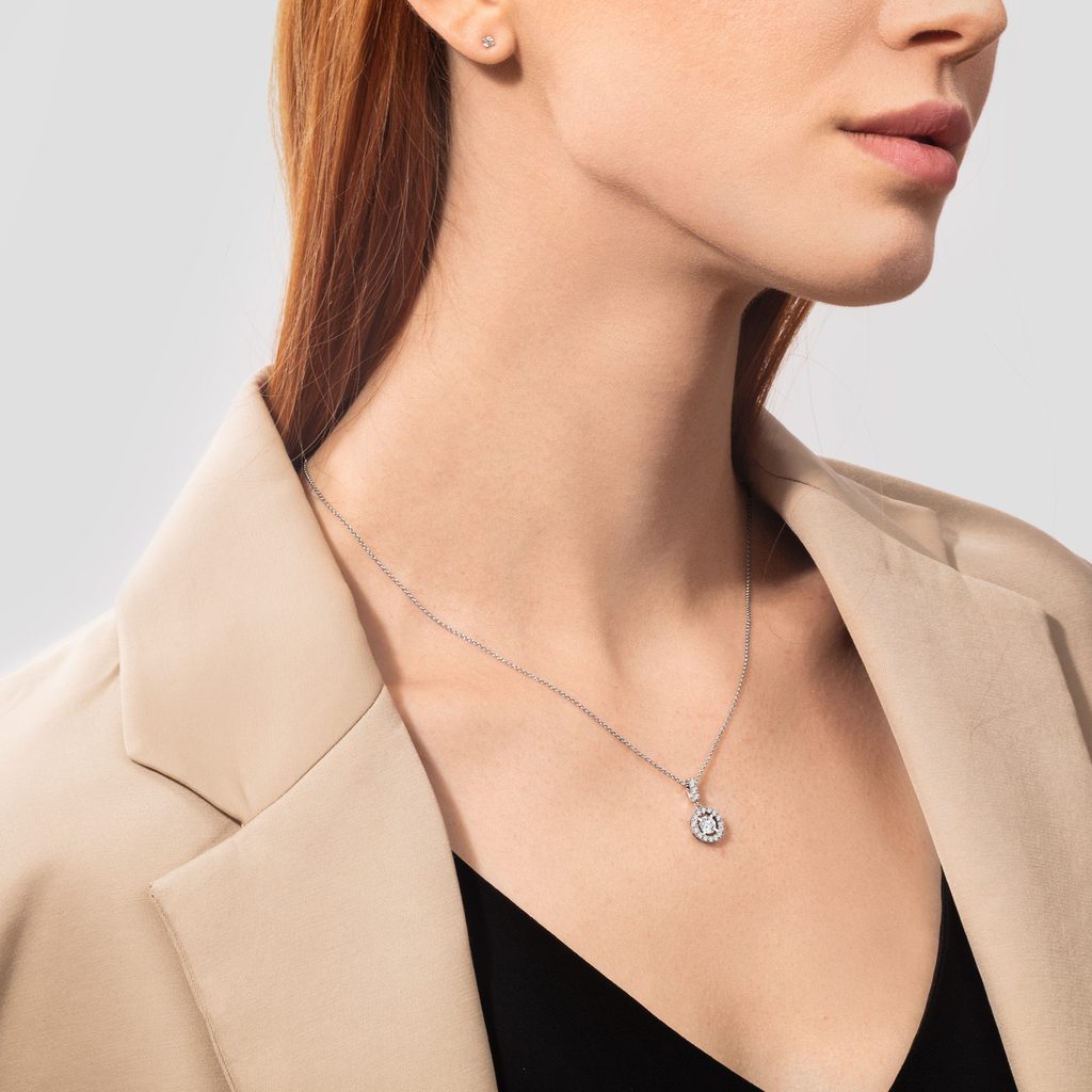 Luxurious diamond earring and necklace set in white gold | KLENOTA