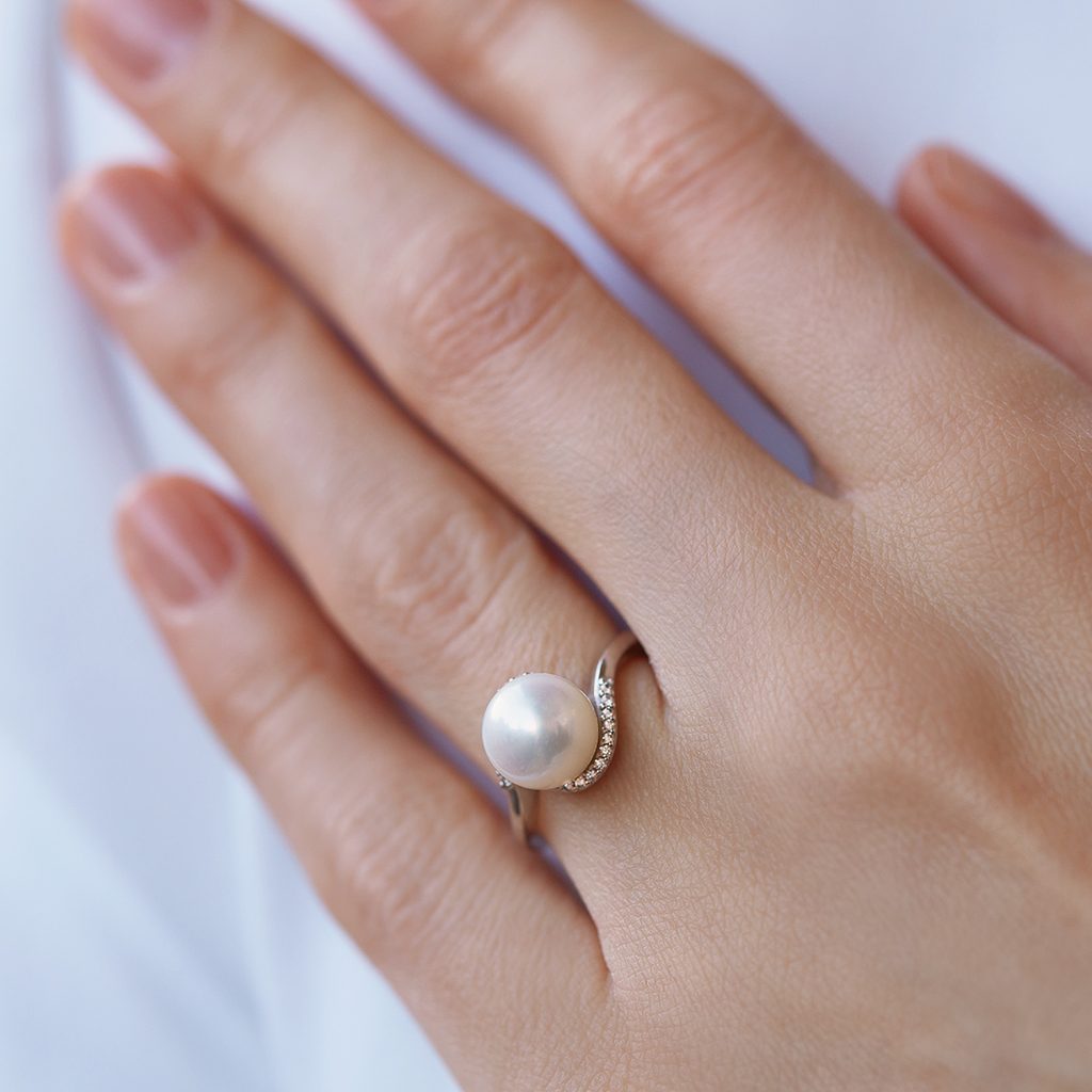 Gold Ring with Pearl and Diamonds | KLENOTA