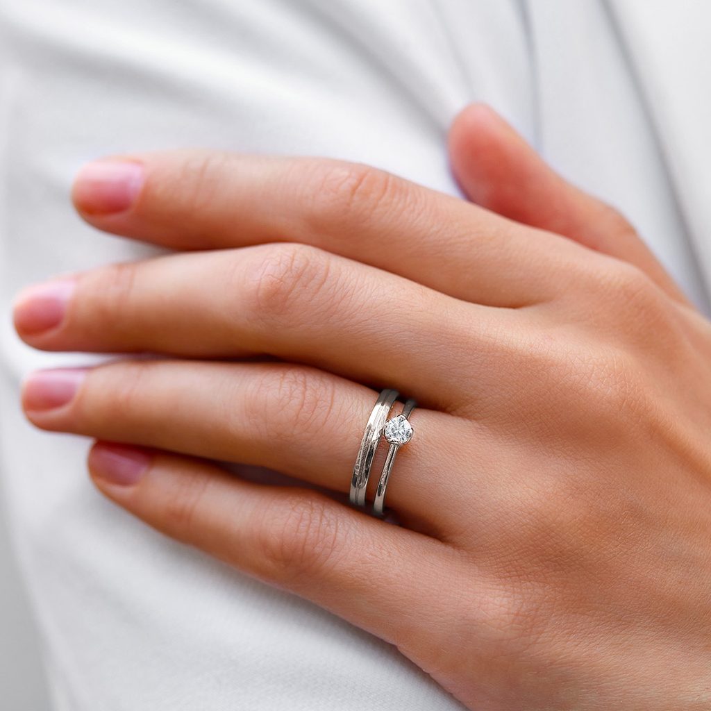 Klasyczny pierścionek zaręczynowy z białego złota z diamentem | KLENOTA